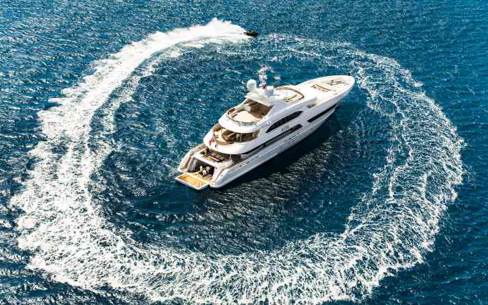 Water fun: The 47 metre long "Asya" carries a large toy arsenal. The interior is reminiscent of the Far East