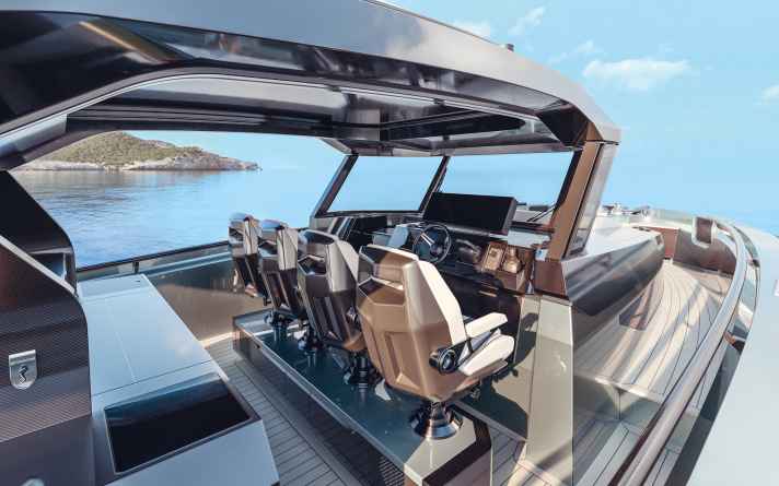 Das Hardtop der Durch Build 50 besteht aus Karbon. Die Frontscheiben des Steuerstandes ermöglichen beste Sicht
