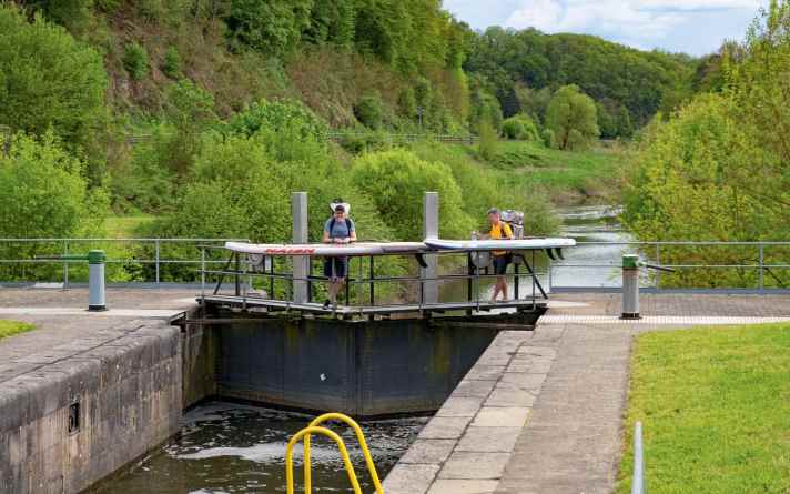 Schleusen, wie hier auf der Lahn, dürfen nicht genutzt werden, bieten sich dafür als Gelegenheit, die Beine zu vertreten und etwas zu verweilen.
