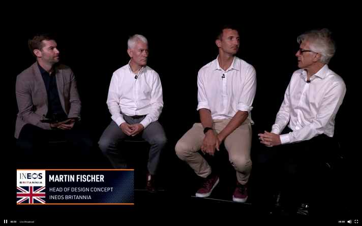   Martin Fischer in einer Gesprächrunde mit Finn-Olympiasegler und Ainslie-Wegbegleiter Giles Scott (2.v.r.) sowie Ineos Britannias neuem technischen Direktor Geoffrey Willis und dem Moderator