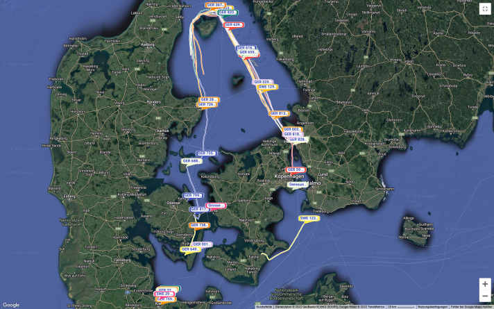   Gut zu sehen: Die "Red"-Crew mit der Segelnummer 59 im roten Rahmen in der Mitte des Bildes hat einen Stopp im Tuborg Havn in Kopenhagen eingelegt. Dahinter hat sich am Freitagnachmittag die Flotte der nur noch 13 im Rennen verbliebenen Boote formiert. <a href="https://protegear.io/tripview/show?trip=29d80883-0fa9-427c-a255-82b813c13954&track=all&since=PT8H&info=none" target="_blank" rel="noopener noreferrer nofollow">Hier geht es zum Live-Tracking</a>  (bitte anklicken!)