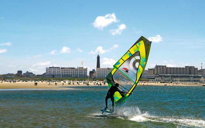 Mirror-smooth water within sight of beach chairs: The whole family will be happy on Borkum