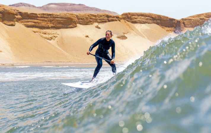 The wave runs forever in Chicama, but is tame enough to allow even non-professionals to make many turns.