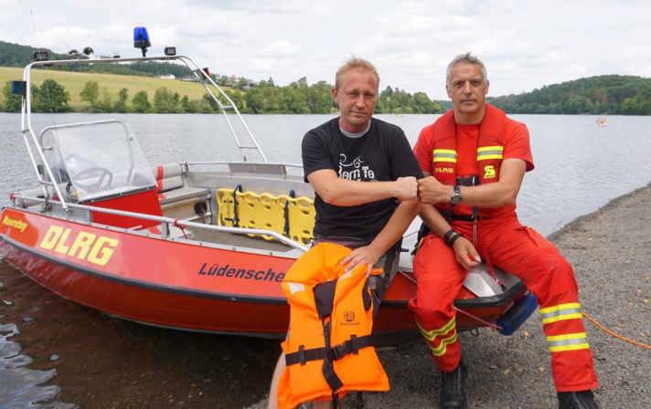 Maik (links) und Thomas von der DLRG sorgen gemeinsam für die Sicherheit beim SUP