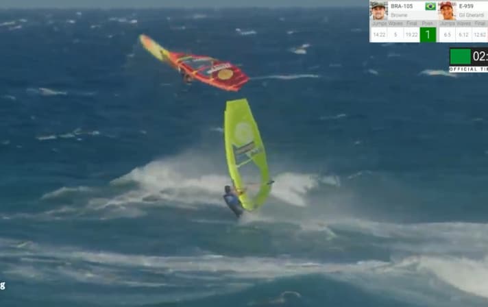 The decisive moment in the first men's final: Marino Gil puts a perfect double loop in front of Marcilio Browne.