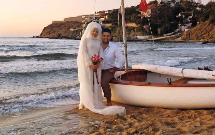   A bridal couple spontaneously takes possession of the "Omen". In return, the skipper receives board and lodging