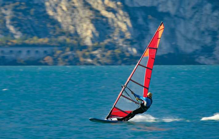The Super Ride from the sporty freeride board category is noticeably and measurably faster than the Magic Ride, which is optimised for comfort and jibing.