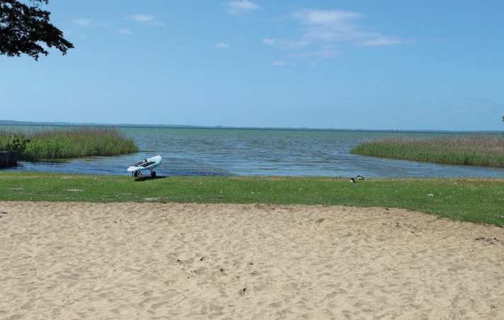 Shallow, sandy bays for boarding - plenty of comfort for windsurfers. Here: Boek C16
