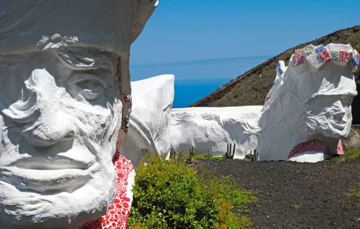   Eine imposante, aus recycelten Materialien geschaffene Skulptur wacht seit 2009 zu Ehren der Prozessionszüge an der Ostflanke El Hierros
