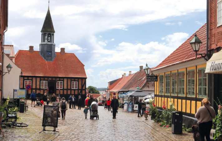 Ebeltofts nette Altstadt lädt zum Bummeln ein. Wer noch mehr Sightseeing sucht, ist in 45 Minuten in Aarhus.