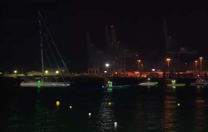 Ruyants „LinkedOut“ lief begleitet von Siegergesängen und Blitzlichtgewitter in den Zielhafen von Pointe-à-Pitre ein