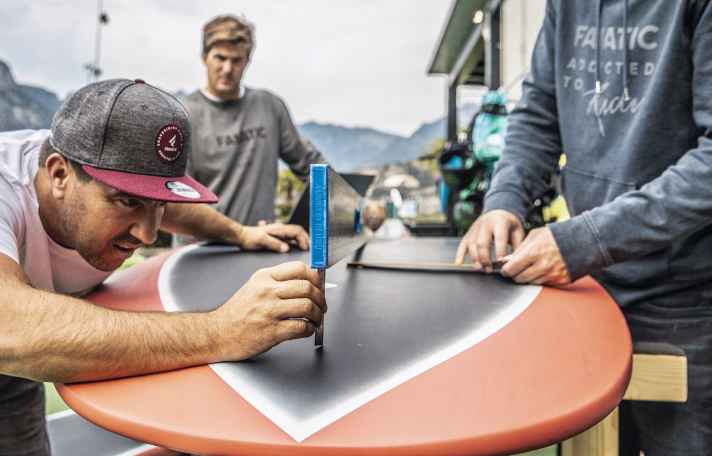 Im Board-Preis stecken nicht nur kostbare Kohlefaser, Holz, Harz und Härter – auch viel Hirnschmalz, Zeit und Millimeterarbeit der R&D-Teams.