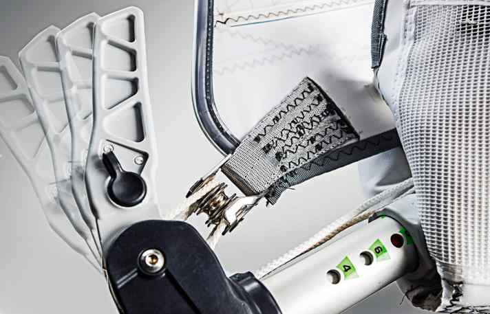 "Clack" "Clack" "Clack" - that was before. The new mechanism of the North Sails Power.XT 2.0 is easy on the ears and the mechanics. The lever absorbs the force gently when releasing, and the pulley no longer jumps over loudly.