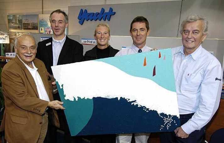   Peinture pour les victimes du tsunami de 2004 : Costa, rédacteur de YACHT Uwe Janßen, couple de circumnavigateurs Pieper/Schubert, pionnier de l'eau bleue Bobby Schenk (de gauche à droite)