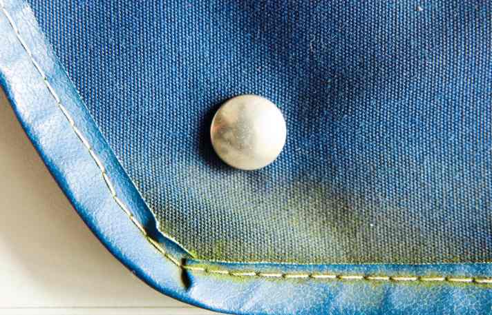 Le macchie di alghe e di stucco devono essere rimosse.