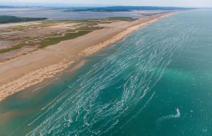 From the start, it's around ten kilometres in the direction of Port-La-Nouvelle. It often blows five to ten knots stronger at the turning point.