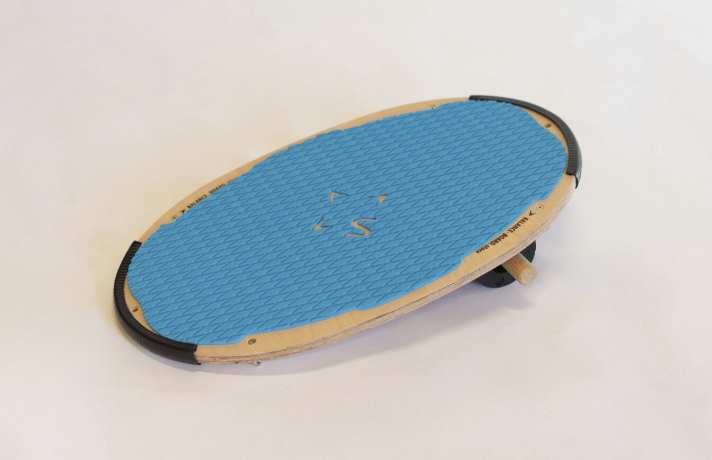 Das “Low Rider”, mit dünner Blackroll und EVA-Deck auf dem Board, kann auch barfuß genutzt werden und eignet sich besonders für Einsteiger und Kinder.