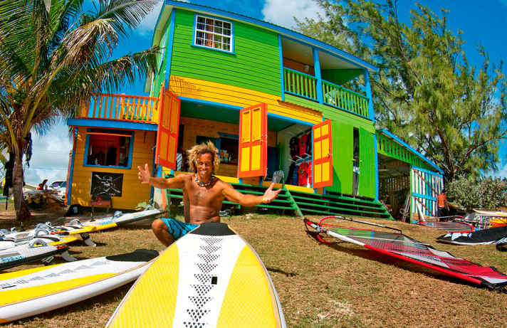 Life like in a beachwear catalogue: Brian Talma in front of his colourful action shop - typically colourful.