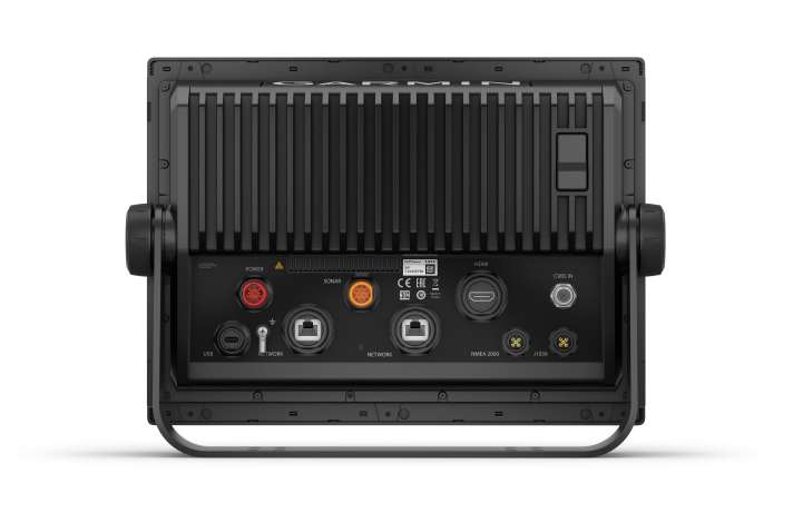   Vista posteriore con le consuete interfacce, qui la versione sonar da 12 pollici con uscita ecoscandaglio aggiuntiva e HDMI. USB, NMEA0183, NMEA2000 ed Ethernet sono standard. Le schede SD per le carte nautiche si inseriscono anche dal retro.