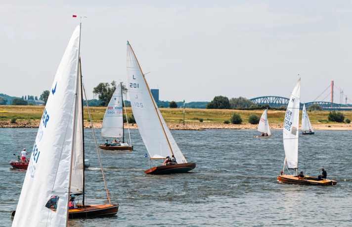   Blick aufs Regattafeld. Jollen und offene Kielboote machen  das Gros des Feldes aus