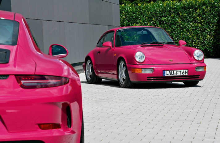 Wenn sich zwei Ikonen begegnen: links der 911 R, rechts der 911 Carrera RS. Der Heckflügel (l.) am Carrera RS geht ab 80 km/h in Position | Fotos Markus Bolsinger