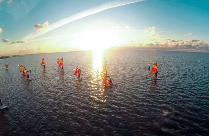 Wilhelmshaven offers the best conditions for beginners and intermediates, but in Hooksiel you can even find a small, fine wave if the wind direction and tide mix are right.