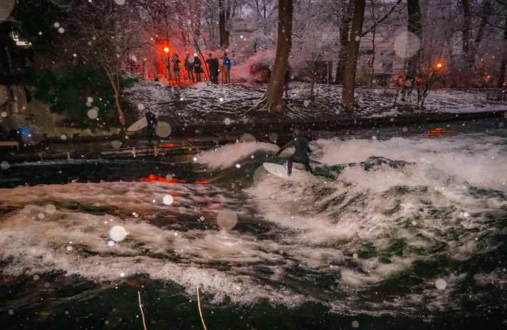 SUP tester Laura at zero degrees on the Eisbach. 6mm neoprene makes it possible.