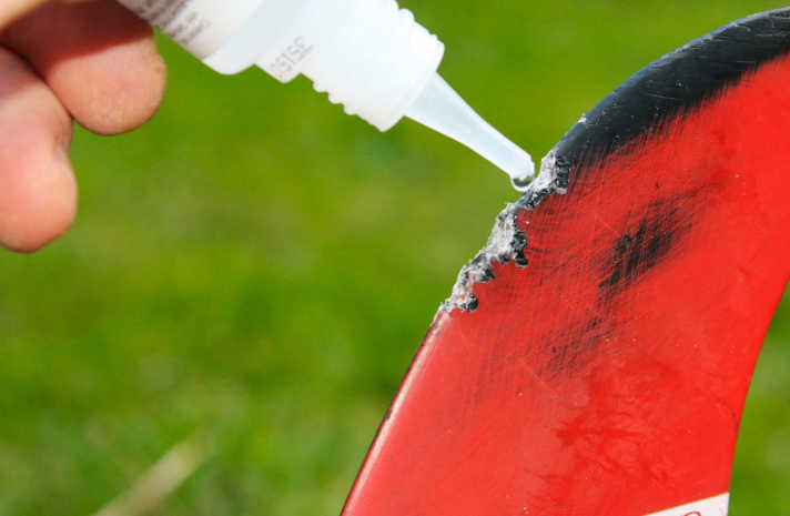 If there is any further damage to the leading edge, you can also repair this with superglue. To do this, apply superglue and ...