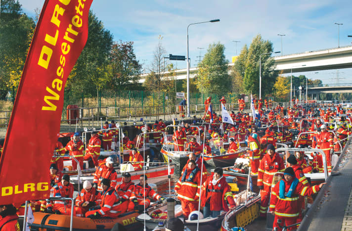   DLRG: Meeting for the anniversary parade in Berlin
