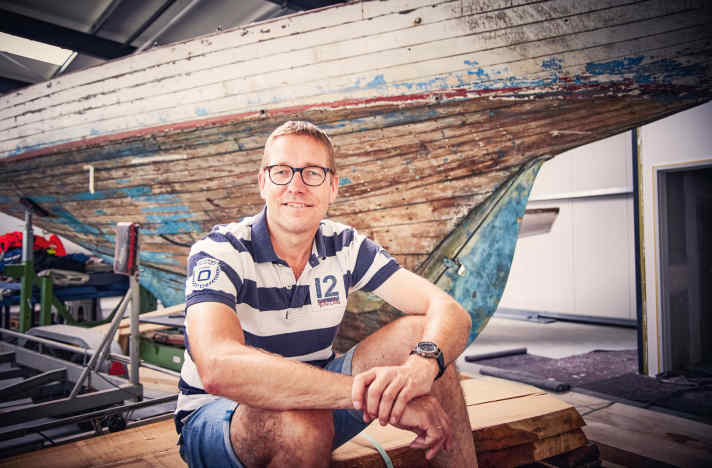 Niklaus Waser: Der seit Ende der 1980er Jahre am Bodensee lebende Eigner eines klassischen Sechsers von William Fife III. entwickelte aus seiner Passion eine neue Profession und baut nach Rettung der alten Kellerwerft am Überlinger Seeufer ein modernes Werkstattumfeld im nahe gelegenen Gewerbegebiet. Hier sollen künftig Restaurierungen zuvor aufgekaufter Wracks mit yachtsporthistorischer Bedeutung angeboten werden. Das erste Projekt ist ein französischer Achter aus dem Baujahr 1925, der spätestens am 100. Jahrestag seines Stapellaufs wieder schwimmen soll