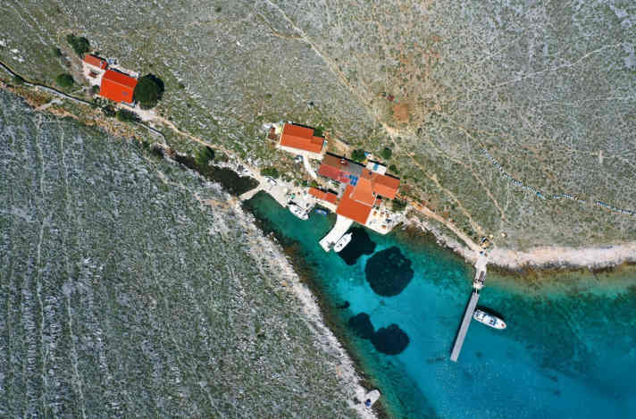 Die gut geschützte Bucht Lopatica liegt an der Westküste von Kornat. Boote legen am Ponton der Konoba Beban an