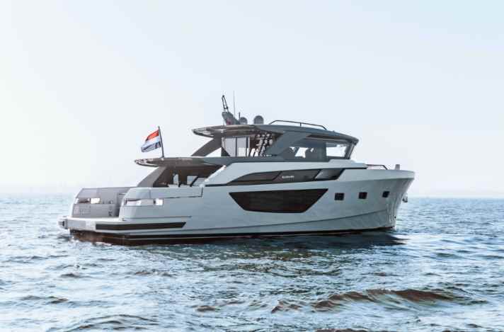 Whether on the tween deck, the open aft deck or on the huge sunbathing area on the foredeck, there is no shortage of sunny spots. If you want to go really high, climb the stairs on the starboard side to the saloon roof.