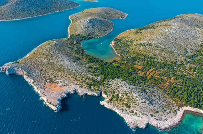 A deep bay cuts into the island of Lavsa, where the popular Konoba Idro is located on the eastern shore