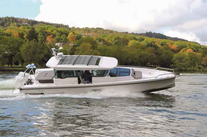 XC Cross Cabin: Klassische Farbwahl und geschlossene Kabine, die auch bei Schietwetter ein wohliges Plätzchen zum Fahren bietet | et