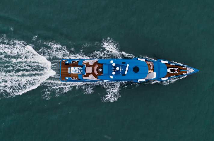 Schlank: Das vorgeschriebene Beiboot bfeindet sich auf dem Vorschiff. Alle weiteren Tender fahren auf dem Versorger „Phi Phantom“ mit. | t.