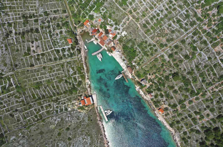 Der tief in die Insel Smokvica eingeschnittene Naturhafen bietet Booten und Yachten guten
 	Schutz – außer bei Jugo