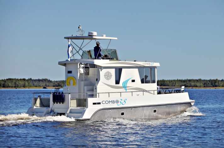 An interesting idea: the robust Combo 38 houseboat catamaran.