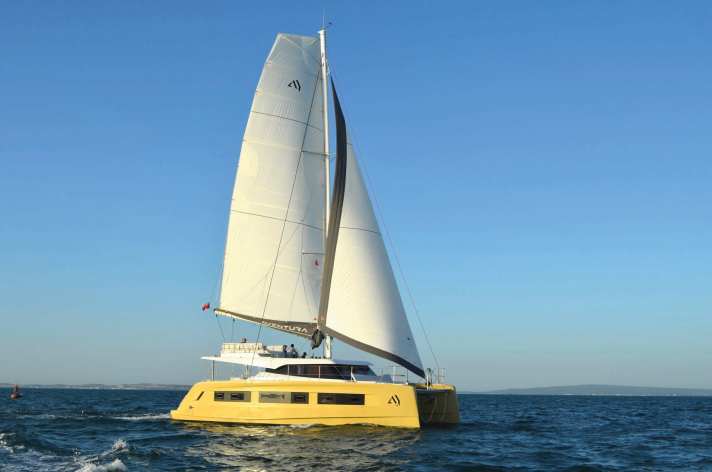 Lunghezza scafo 13,50 m; larghezza 7,60 m; peso 12,0 tonnellate; a partire da 689.000 euro.