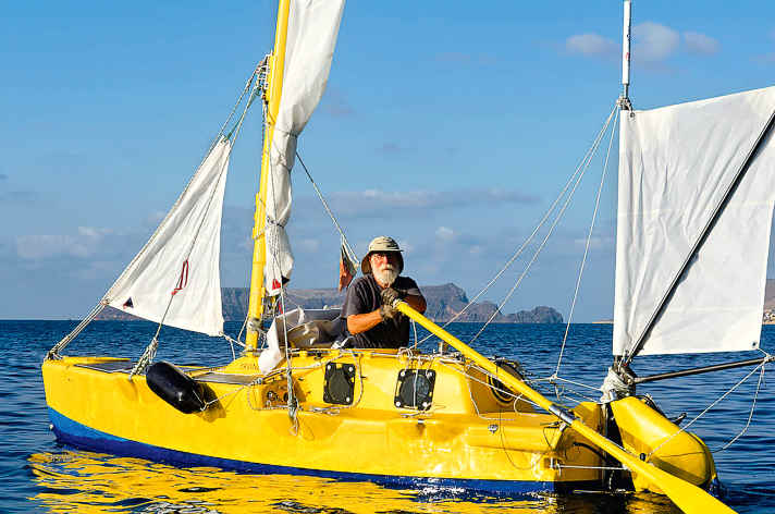 Der schwedische Mikrosegler Sven Yrvind auf einem seiner zahlreichen Blauwassertörns mit Kleinstbooten unter 5 Meter Länge.