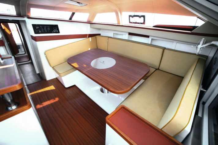 Una delle tante particolarità del Pegasus 50: l'intera dinette è cardanica e può essere inclinata lateralmente.