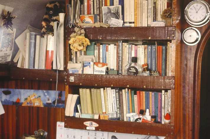 Richly stocked and intensively read: the library with classics of contemporary history