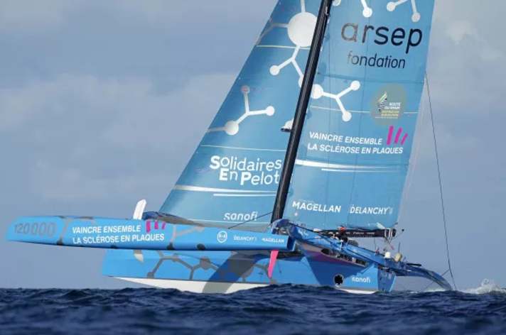 Gekentert: der Trimaran “Solidaires en Peloton – Arsep” von Thibault Vauchel-Camus. Der Skipper blieb unverletzt, konnte sich in den Mittelrumpf retten