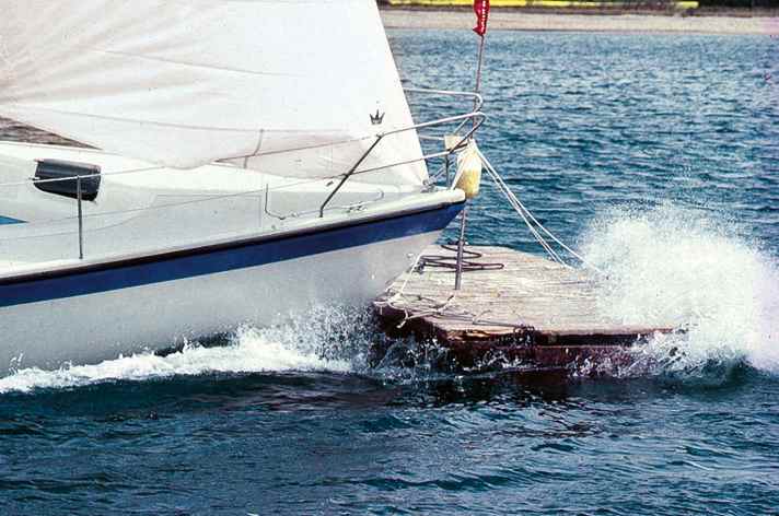 Fahrtenyachten sind erstaunlich robust. 1985 unterzog die YACHT-Redaktion eine Dehler 34 einem aufsehenerregenden Crash-Test. Das Boot wurde mit Volldampf auf Treibholz, Container und zum Schluss auf eine Steinmole gefahren. Fazit: Das Boot nahm kaum Schaden