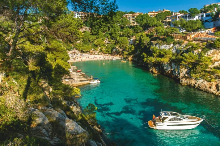   Die Cala Pi ist eine der schönsten Ankerbuchten auf Mallorca. Da sie sehr klein ist, gibt es nur wenige Ankerplätze.