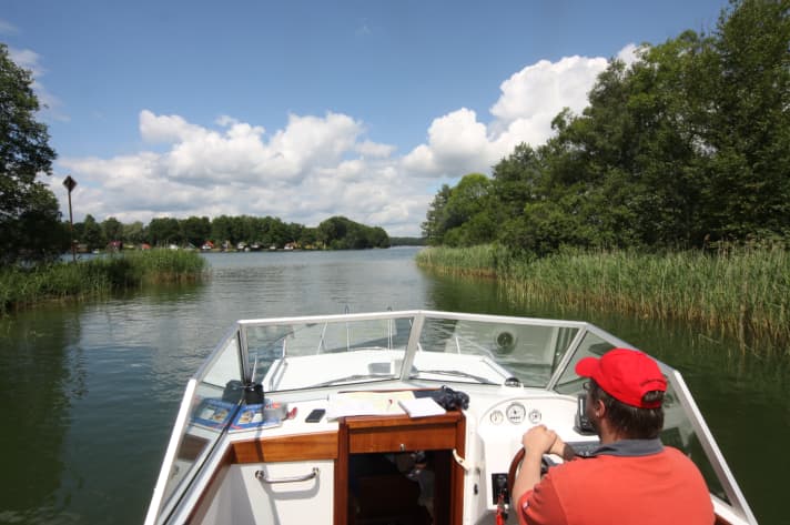   Wasserwandern mit 15-PS-Boot auf der Mecklenburgischen Seenplatte. 