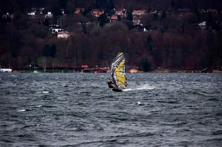 Tobi Ullrich has been organising the Speed-Kini for years and regularly goes hunting for the top speed on the Bavarian lakes