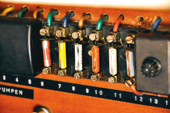   Vieux câbles, fusibles trop petits. Les incendies de câbles sont une cause fréquente d'incendie sur les vieux yachts ; la charge électrique a augmenté au fil des ans, les lignes n'ont pas été adaptées.