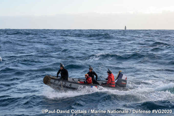   Ein Rib der französischen Marine machte den Transfer Escoffiers von der Imoca-Yacht auf die "Nivôse" möglich
