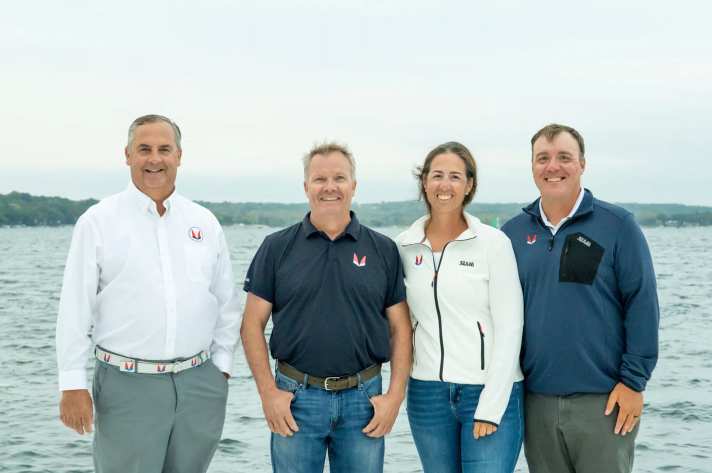 Cambio di proprietà nel più grande costruttore di barche sportive degli Stati Uniti: Andy Burdick e Harry Melges III (1° e 2° da sinistra) cedono il cantiere Melges Performance Sailboats alla coppia di coniugi Cate Muller-Terhune e Allan Terhune Jr.