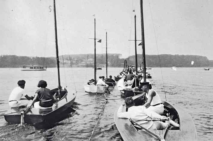 Dans les années 1920, les voiliers SCH se rendent en remorque sur le lac de Ratzeburg